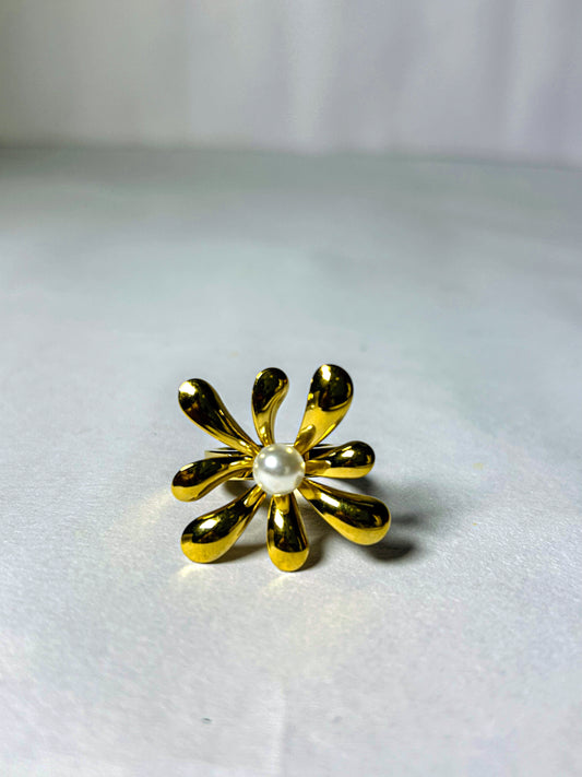Gold Daisy Pearl Center Ring