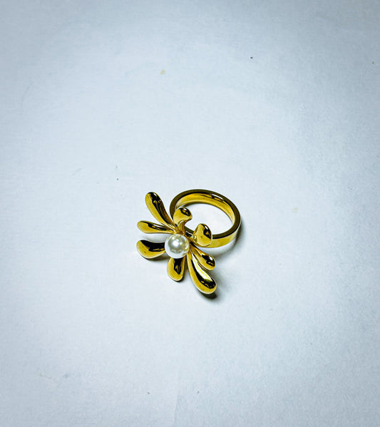 Gold Daisy Pearl Center Ring